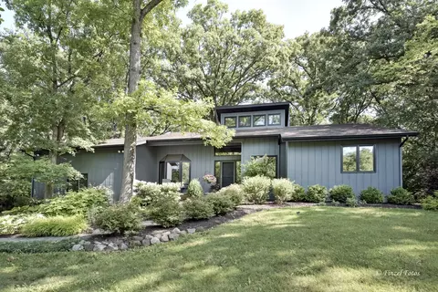 414 Marawood Dr, Woodstock, IL 60098