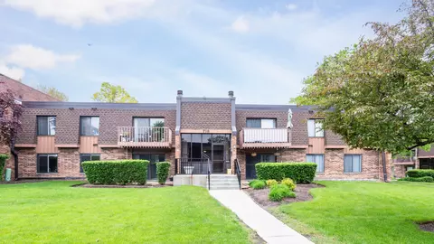 718 Tullamore Ct #2A, Schaumburg, IL 60193