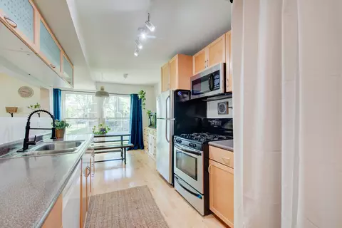 Kitchen - 1664 Valley Forge Ct #D, Wheaton, IL 60189 photo 4 of 4