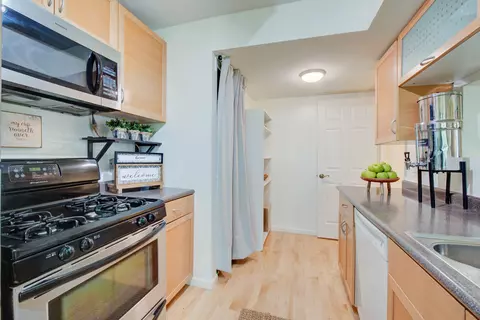 Kitchen - 1664 Valley Forge Ct #D, Wheaton, IL 60189 photo 1 of 4
