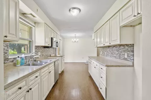 Kitchen - 263 N St Joseph Ave, Kankakee, IL 60901 photo 2 of 2