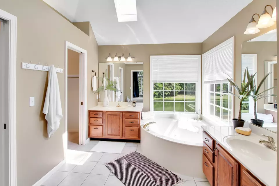 Bath - 715 W Coolidge Ave, Charleston, IL 61920 photo 1 of 4