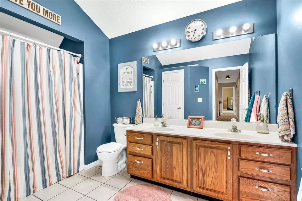 Bath - 715 W Coolidge Ave, Charleston, IL 61920 photo 3 of 4