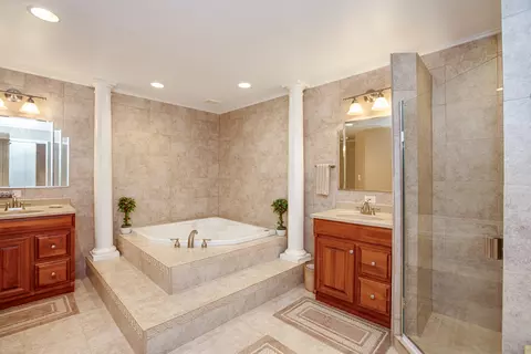 Bath - 1017 Auburn Ln, Bartlett, IL 60103 photo 1 of 4