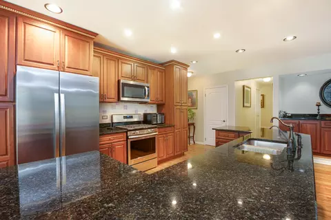 Kitchen - 1017 Auburn Ln, Bartlett, IL 60103 photo 3 of 4
