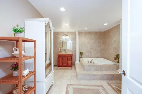 Bath - 1017 Auburn Ln, Bartlett, IL 60103 photo 2 of 4