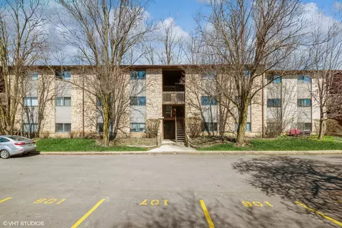 2352 South St #E, Elgin, IL 60123