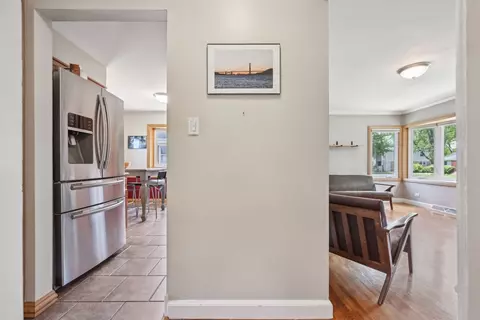 Entry Way - 443 Radcliffe Ave, Des Plaines, IL 60016 photo 2 of 5
