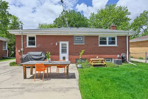Exterior - 443 Radcliffe Ave, Des Plaines, IL 60016 photo 3 of 5