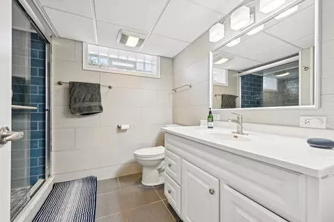 Bath - 443 Radcliffe Ave, Des Plaines, IL 60016 photo 3 of 5