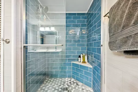 Bath - 443 Radcliffe Ave, Des Plaines, IL 60016 photo 4 of 5