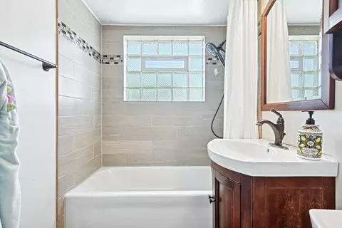 Bath - 443 Radcliffe Ave, Des Plaines, IL 60016 photo 2 of 5