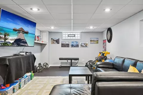 Living - 443 Radcliffe Ave, Des Plaines, IL 60016 photo 3 of 5