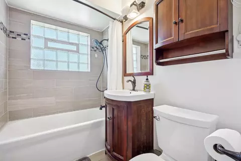 Bath - 443 Radcliffe Ave, Des Plaines, IL 60016 photo 1 of 5