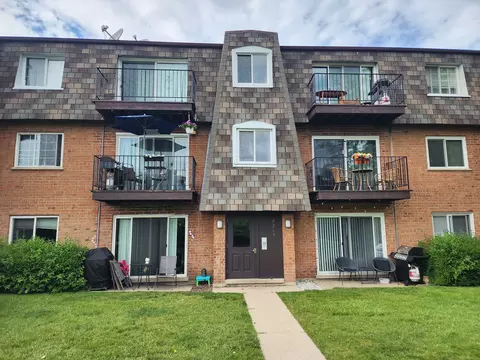 9399 Bay Colony Dr #2W, Des Plaines, IL 60016