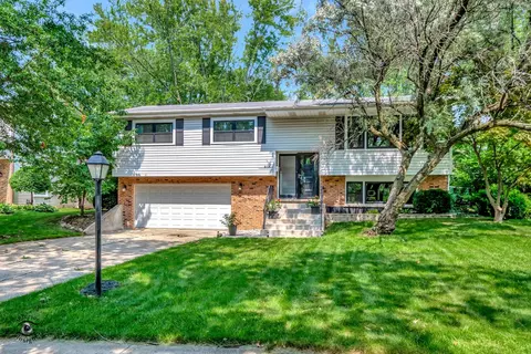 814 69th St, Darien, IL 60561