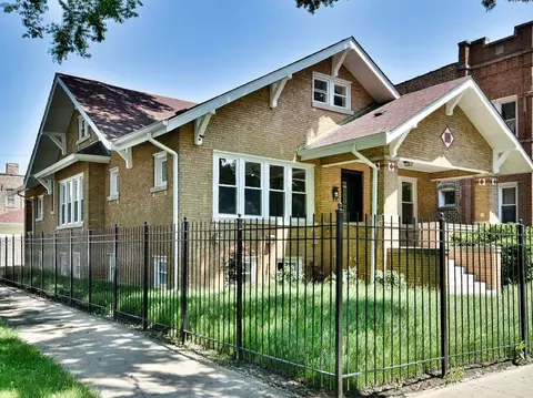 4058 W Oakdale Ave, Chicago, IL 60641