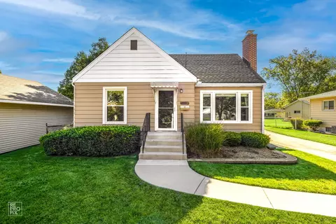 137 N Williams St, Westmont, IL 60559