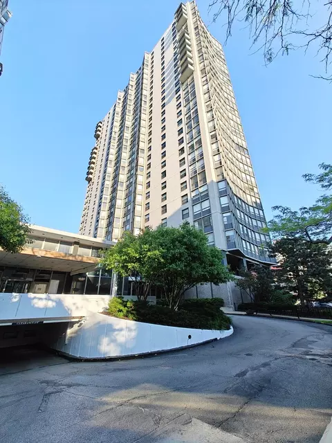 5701 N Sheridan Rd #18Q, Chicago, IL 60660