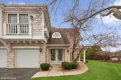 212 Racquet Club Ct, Hinsdale, IL 60521