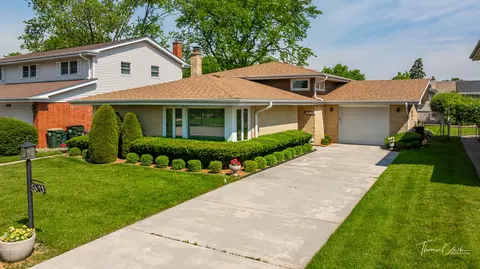 8620 W Madison Dr, Niles, IL 60714