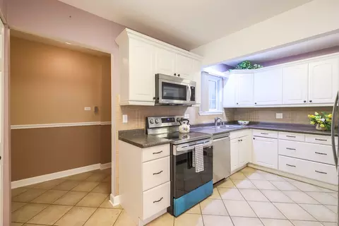 Kitchen - 255 Frederick Ct, Hoffman Estates, IL 60169 photo 2 of 4