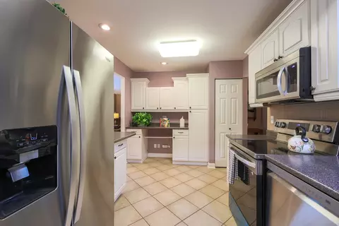 Kitchen - 255 Frederick Ct, Hoffman Estates, IL 60169 photo 4 of 4