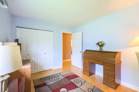Bedroom - 255 Frederick Ct, Hoffman Estates, IL 60169 photo 4 of 4
