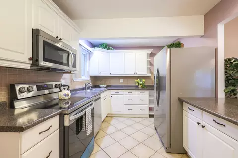 Kitchen - 255 Frederick Ct, Hoffman Estates, IL 60169 photo 3 of 4