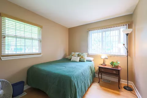 Bedroom - 255 Frederick Ct, Hoffman Estates, IL 60169 photo 3 of 4