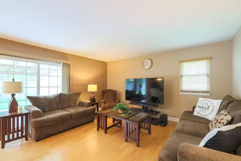 Living - 255 Frederick Ct, Hoffman Estates, IL 60169 photo 1 of 3