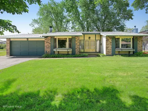 2805 Jackson Dr, Woodridge, IL 60517