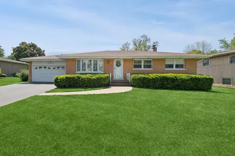 701 E Turner Ave, Roselle, IL 60172