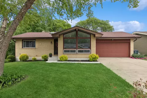 2310 Green Tree Ct, Lindenhurst, IL 60046