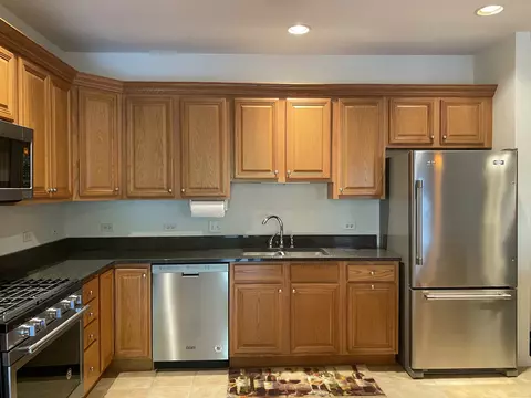 Kitchen - 275 E Railroad Ave #108, Bartlett, IL 60103 photo 3 of 4