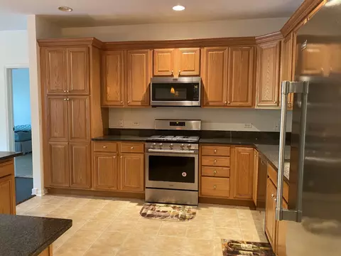 Kitchen - 275 E Railroad Ave #108, Bartlett, IL 60103 photo 4 of 4