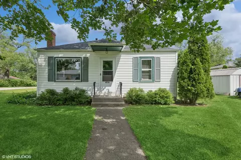 4718 Winnebago Dr, Wonder Lake, IL 60097