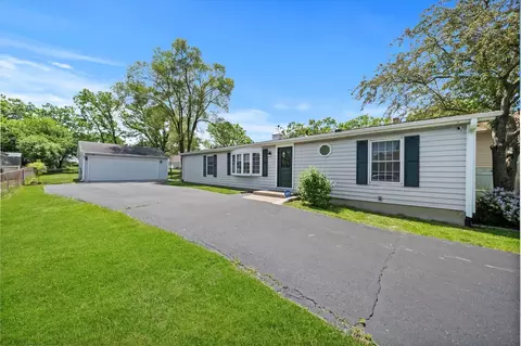471 Devonshire Ln, Park City, IL 60085