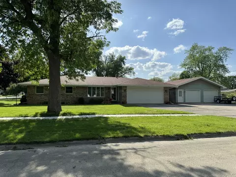 211 N Main St, Herscher, IL 60941