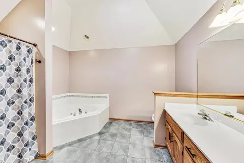 Bath - 13304 Meadow Ln, Plainfield, IL 60585 photo 2 of 3