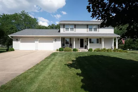 307 Blue Jay Dr, Le Roy, IL 61752