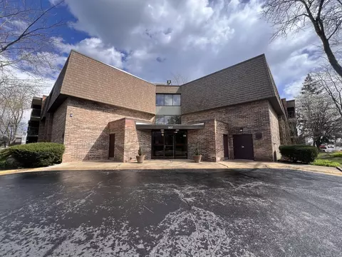 907 S Williams St #305, Westmont, IL 60559