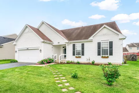 348 E Becker Pl, Sycamore, IL 60178