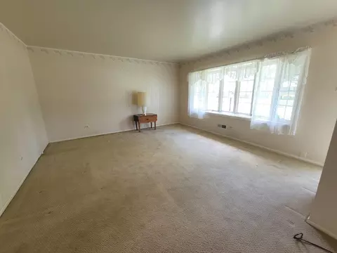 Living - 58 Arrowhead Dr, Thornton, IL 60476 photo 2 of 2