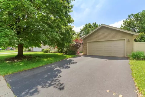 2308 Woodview Ln, Naperville, IL 60565