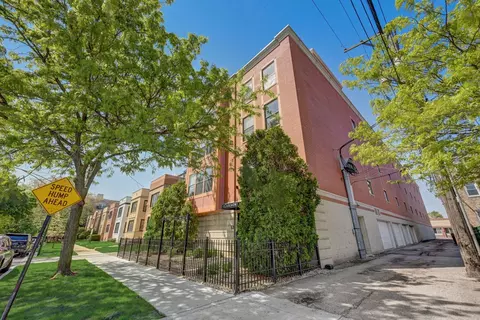 3944 N Claremont Ave #302, Chicago, IL 60618