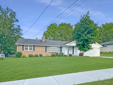 1853 Ridge Dr, Freeport, IL 61032