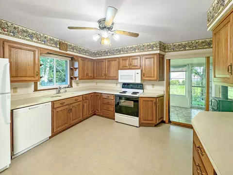 1853 Ridge Dr, Freeport, IL 61032 photo 4