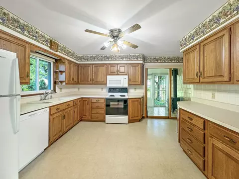 1853 Ridge Dr, Freeport, IL 61032 photo 5