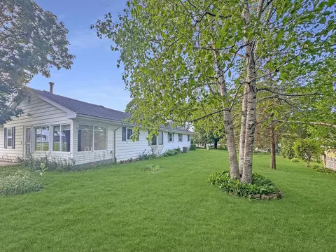 1853 Ridge Dr, Freeport, IL 61032 photo 2